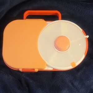 GöBe 2-n-1 Lunchbox With Detachable Snack Spinner Flip.